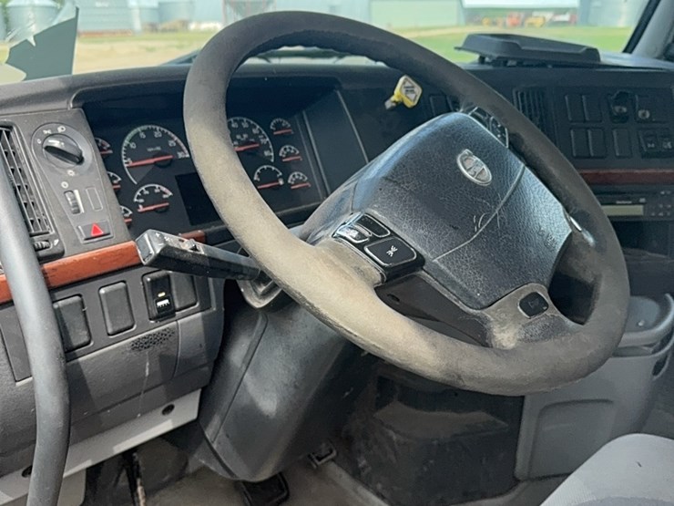 2004-volvo-day-cab-semi,-isx450-hpgm-volvo,-13-speed-manual,-22.5-tires-image-15