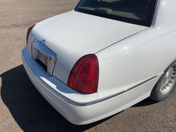 2000-lincoln-town-car-sedan-image-9