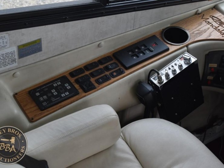 2006-thor-motor-coach-mandalay-40e-38083-image-39