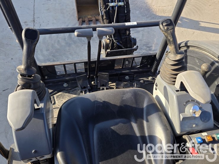 2022-deere-26g-image-55