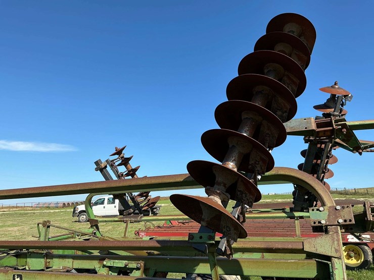 john-deere-235-image-1