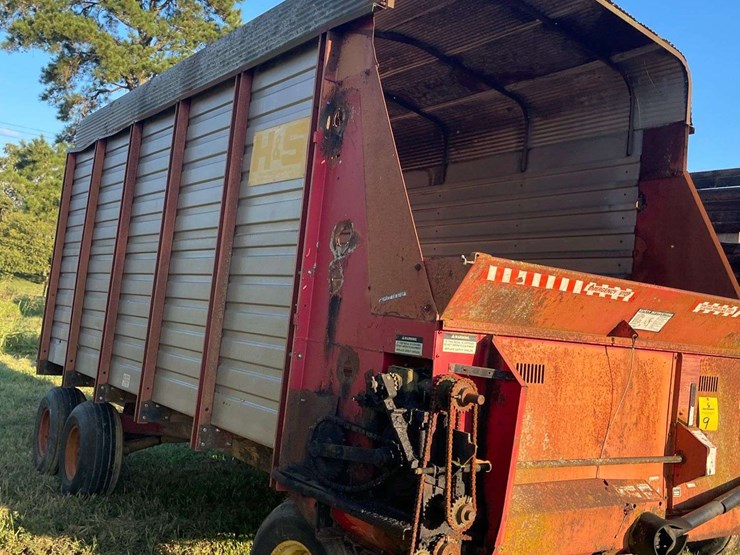 h&s-silage-box-on-knowles-tandem-running-gear-image-5
