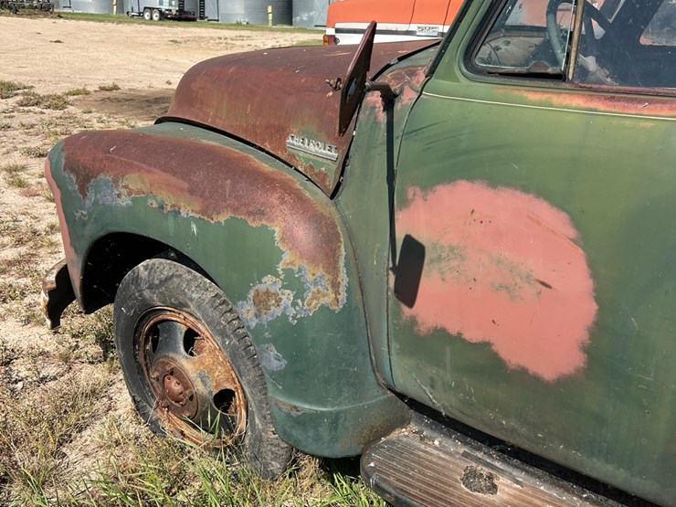 old-truck-from-early-50’s,-not-running-image-24