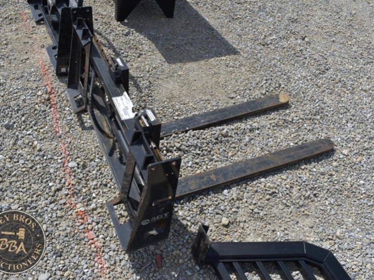 agt-skid-steer-pallet-forks,-48"-forks,-4,000-lbs-capacity,-serial-2076-image-3