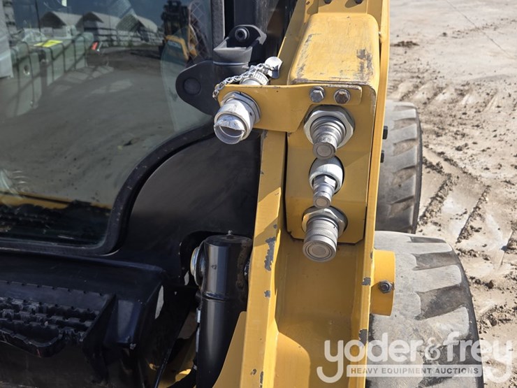 2016-caterpillar-232d-image-18