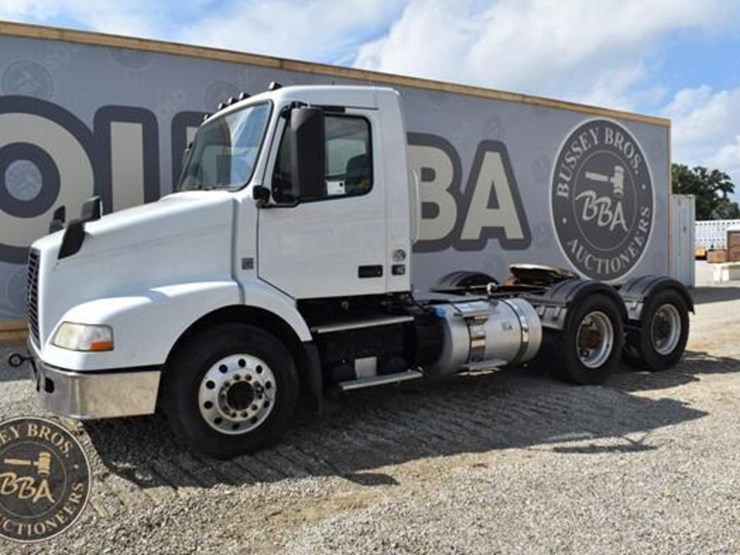 2015-volvo-vnm64t200-image-52