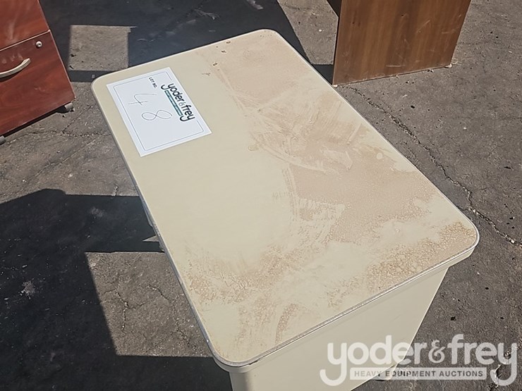 small-metal-desk-image-5