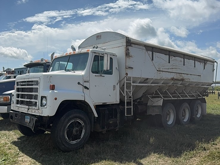 international-tri-axle-truck,-model-2200,--live-bottom,-detroit-diesel,-9-speed-manual,-roll-tarp-image-1