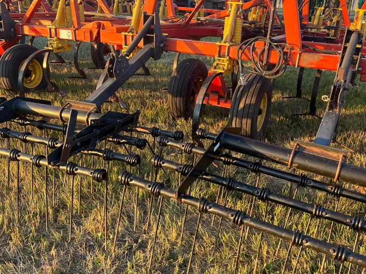 54’-bourgault-chisel,-12”-space,-heavy-harrows,-note:-hitch-slightly-bent-in-one-spot,-doesn’t-affect-performance-of-machine-as-hitch-is-floating.-image-39