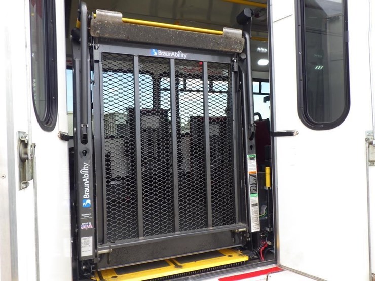 2017-ford-e450-image-8