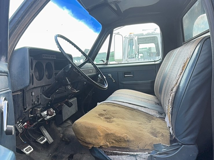 gmc-tandem-twin-screw-grain-truck,-live-bottom-box,-fuel-pincher-detroit-diesel,-tilt-back-hood,-5-speed-with-hi/lo-image-31