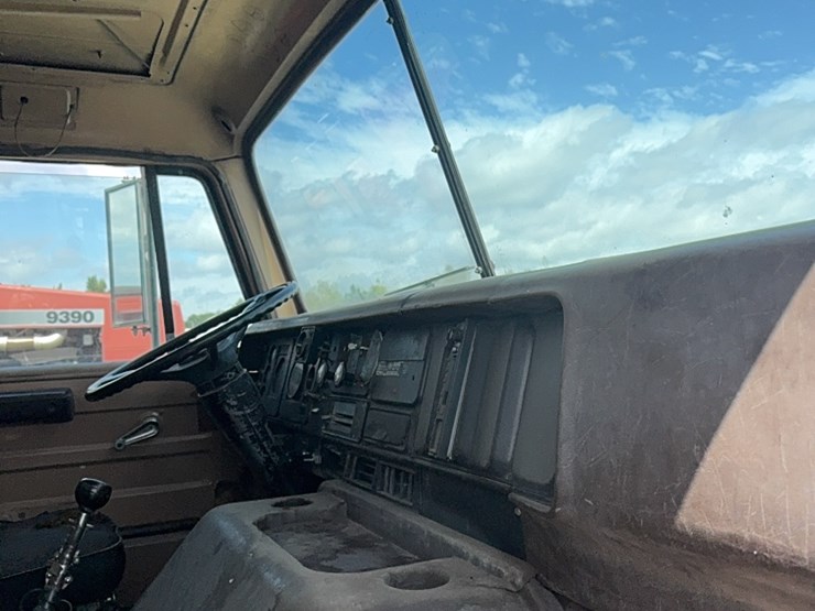 international-tri-axle-truck,-model-2200,--live-bottom,-detroit-diesel,-9-speed-manual,-roll-tarp-image-41