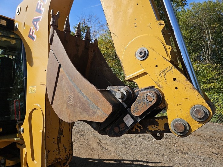 2022-caterpillar-440-image-21