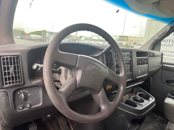 2004-gmc-14'-box-truck-image-7