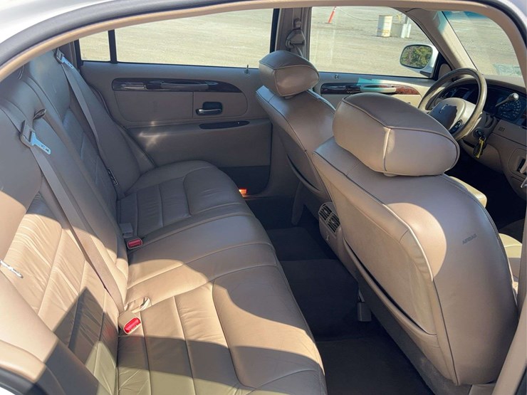 2000-lincoln-town-car-sedan-image-22