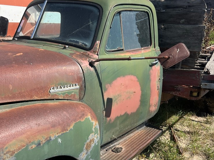old-truck-from-early-50’s,-not-running-image-14