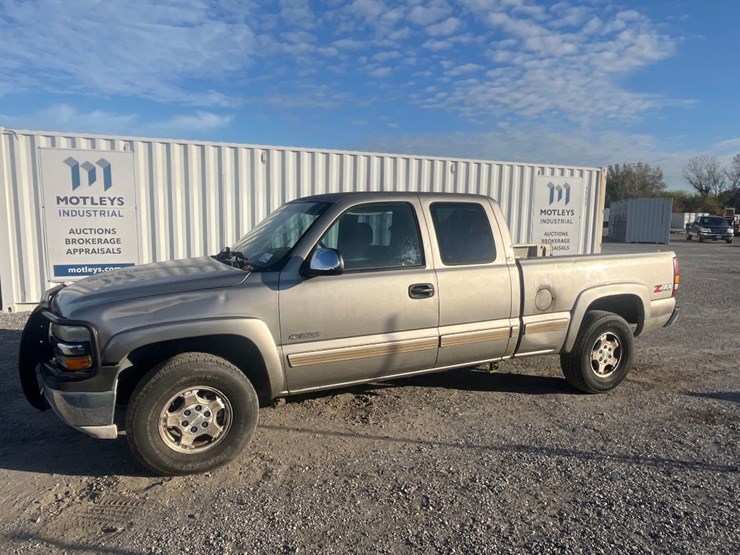 2002-chevroloet-silverado-pick-up-truck-image-1