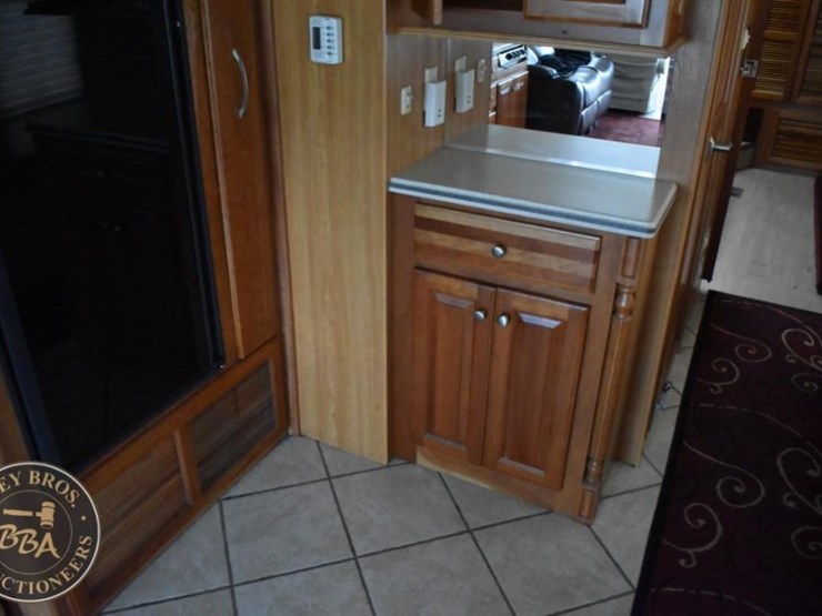 2006-thor-motor-coach-mandalay-40e-38083-image-68