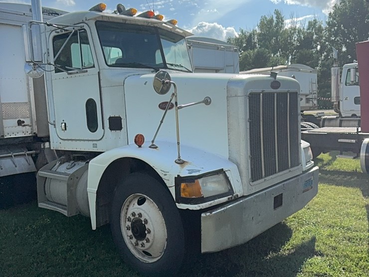 1988-peterbuilt-day-cab-semi,-300-hp-cat,-9-speed,-showing-650,544-image-3