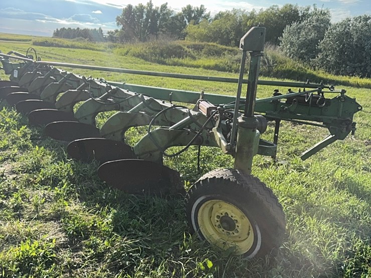 8-bottom-jd-plow,-hydraulic-shares-image-7