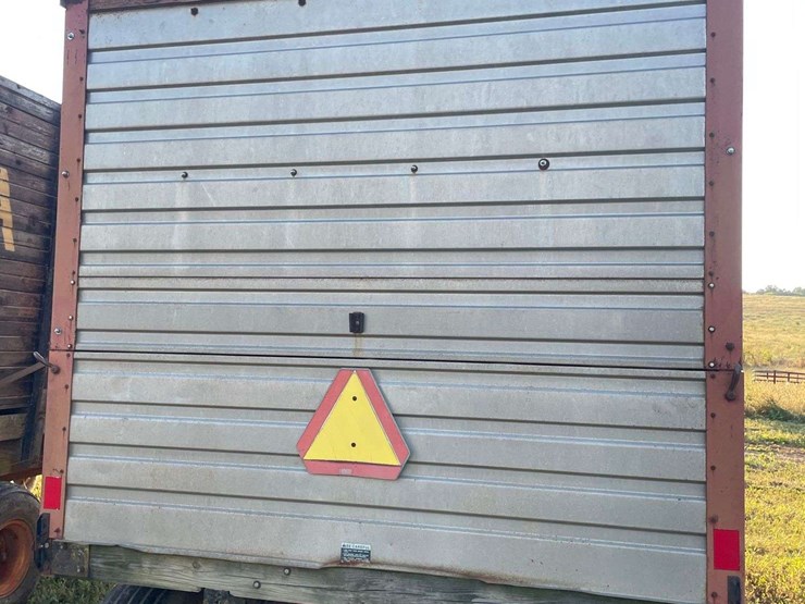 h&s-silage-box-on-knowles-tandem-running-gear-image-13
