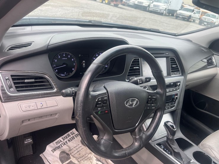 2015-hyundai-sonata-limited-sedan-image-8