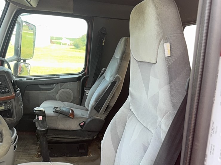 2004-volvo-day-cab-semi,-isx450-hpgm-volvo,-13-speed-manual,-22.5-tires-image-19