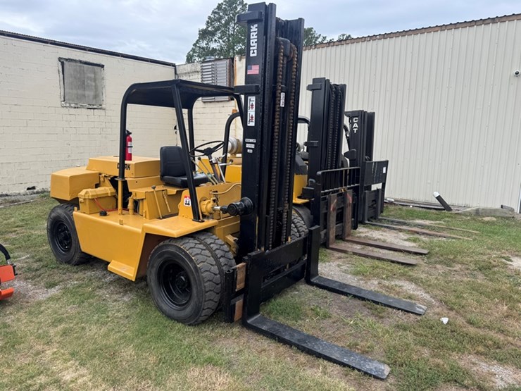 clark-12,000-lb-forklift-pnuematic-tire-dual-front-tires,-gas-engine,-manual-transmission-hours-u-image-2