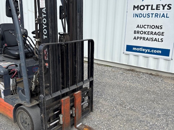 2020-toyota-8fbe20u-3000lb-electric-warehouse-forklift-image-14