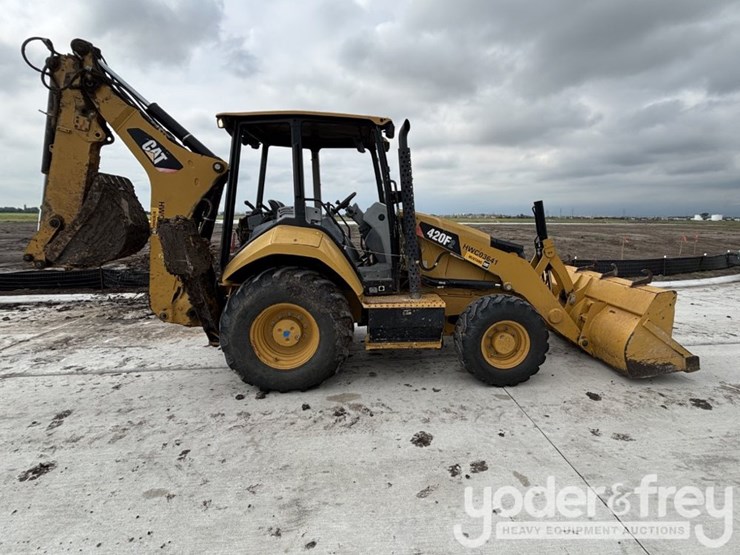 2018-caterpillar-420f2-image-2