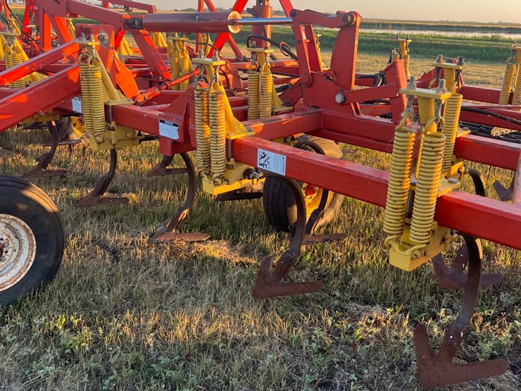 54’-bourgault-chisel,-12”-space,-heavy-harrows,-note:-hitch-slightly-bent-in-one-spot,-doesn’t-affect-performance-of-machine-as-hitch-is-floating.-image-16