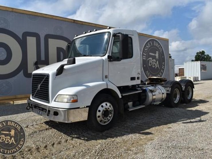 2015-volvo-vnm64t200-image-50