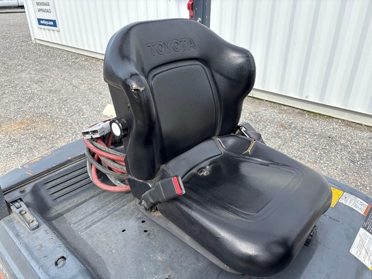 2020-toyota-8fbe20u-3000lb-electric-warehouse-forklift-image-8