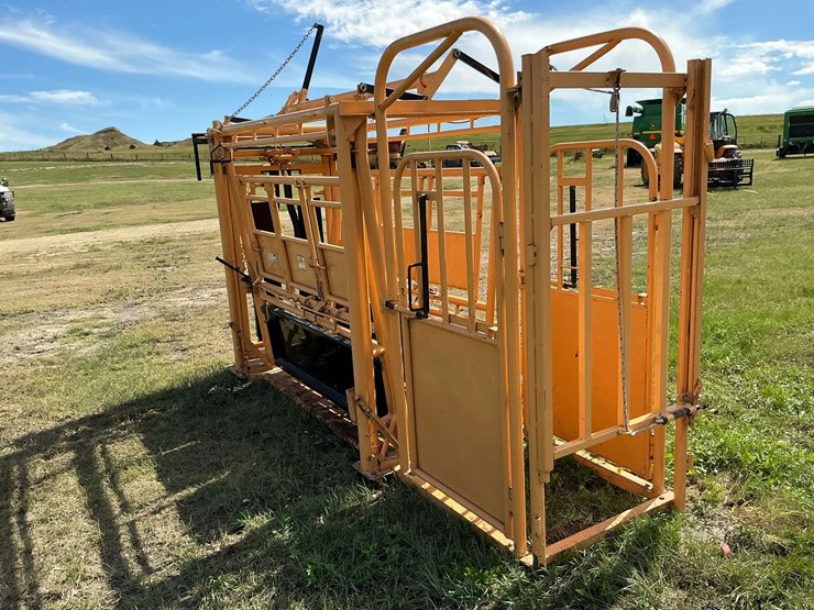 foremost-chute-&-palpation-cage-image-1