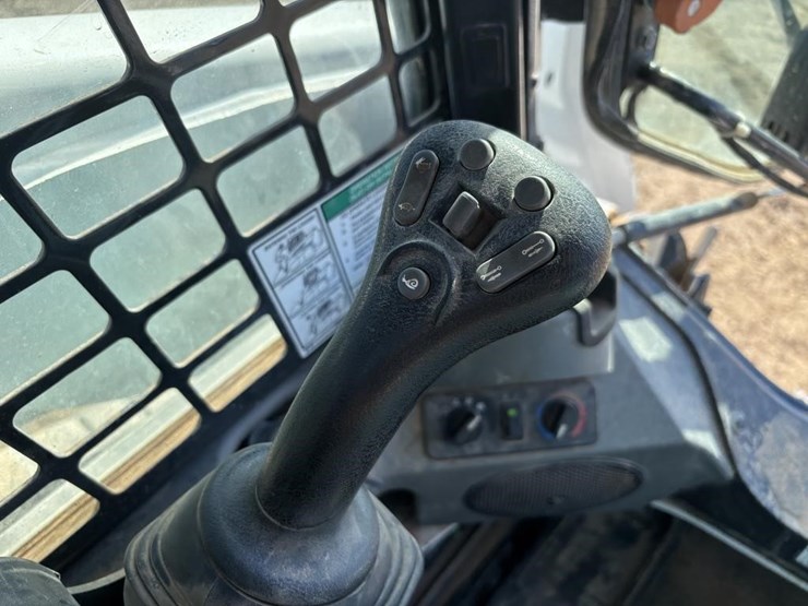 2022-bobcat-t870-image-21