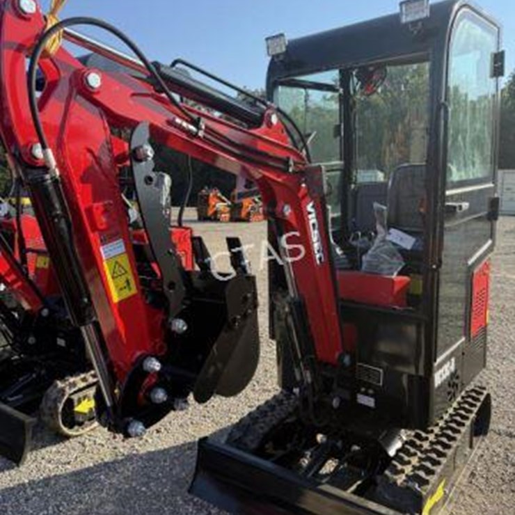 #50 • Mini Excavator - Gas - *Broken Front Glass*