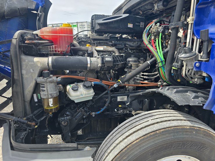2019-freightliner-cascadia-126-image-32