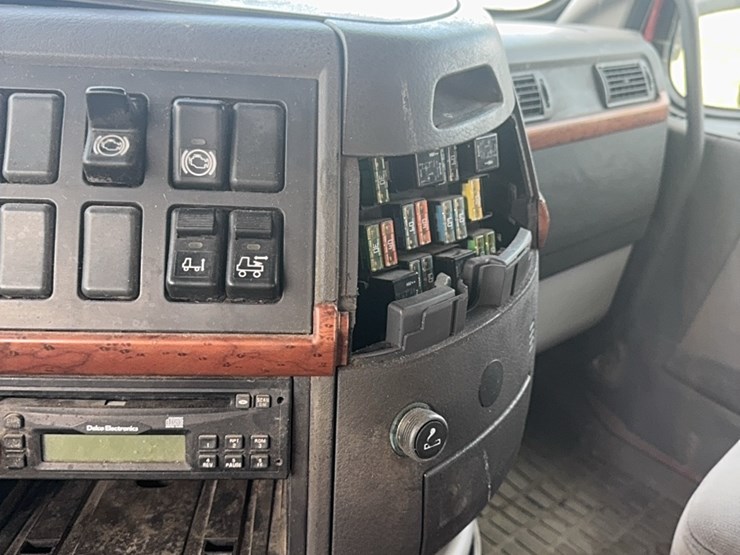 2004-volvo-day-cab-semi,-isx450-hpgm-volvo,-13-speed-manual,-22.5-tires-image-23