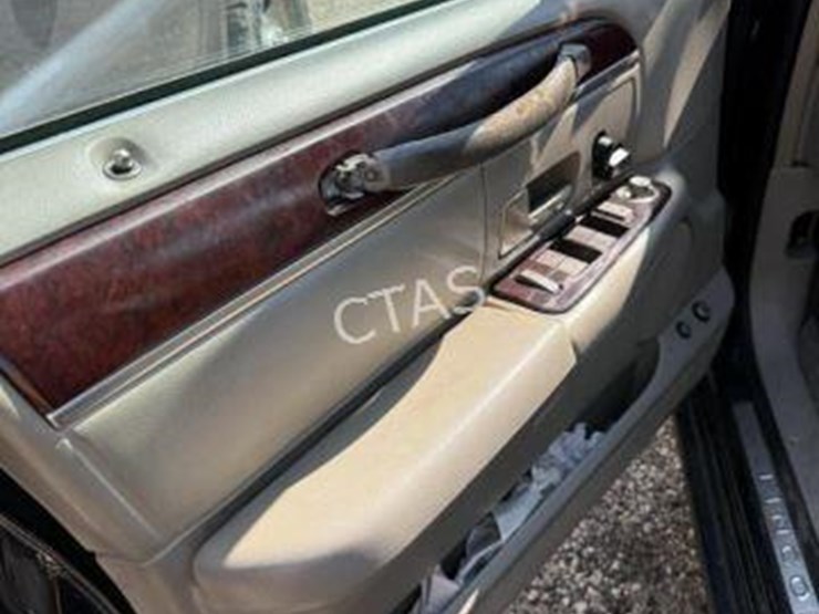 #208-•-2009-lincoln-town-car-signature-limited-image-16