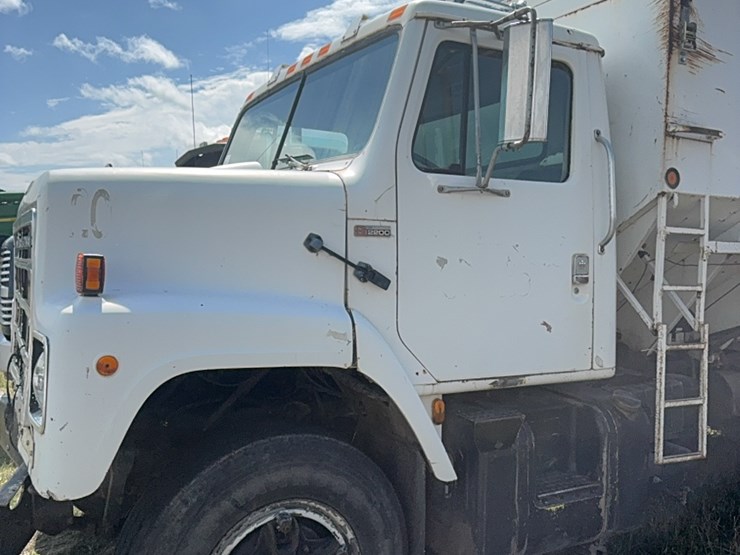 international-tri-axle-truck,-model-2200,--live-bottom,-detroit-diesel,-9-speed-manual,-roll-tarp-image-2