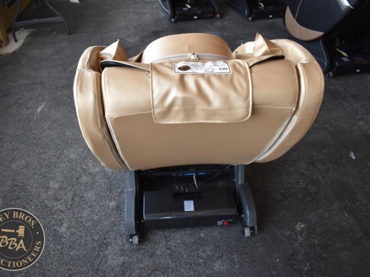 future-massage-chair-with-remote-control-and-adjustable-footrest-image-3