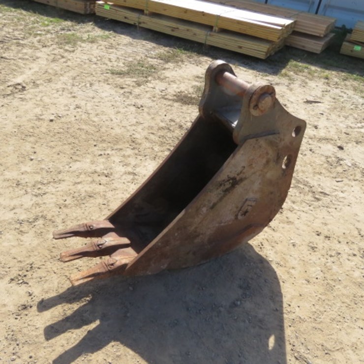 EXCAVATOR BUCKET WITH TEETH