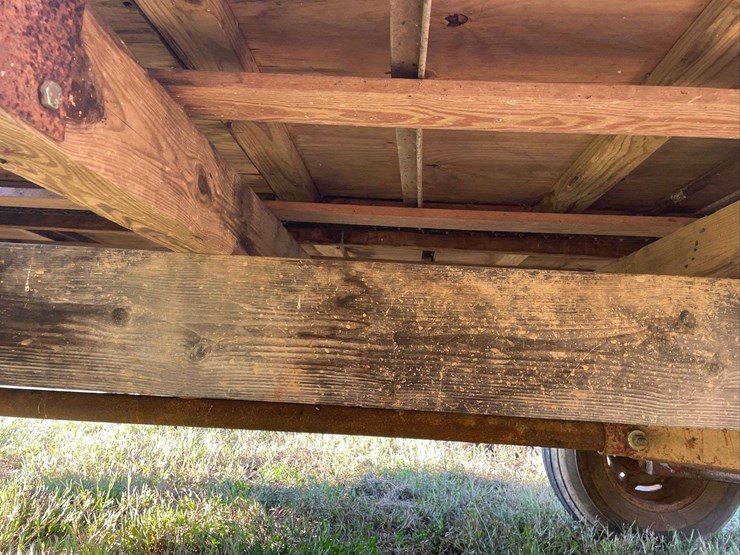 h&s-silage-box-on-knowles-tandem-running-gear-image-19
