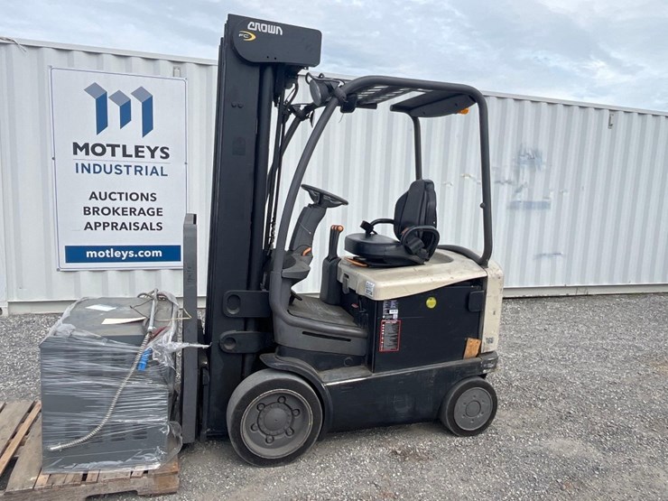 2011-crown-18-085vp-23-5000lb-electric-warehouse-forklift-image-13