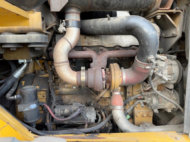 2011-caterpillar-938h-image-16