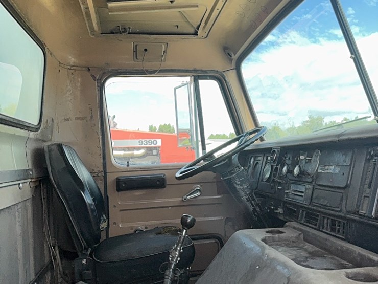 international-tri-axle-truck,-model-2200,--live-bottom,-detroit-diesel,-9-speed-manual,-roll-tarp-image-39