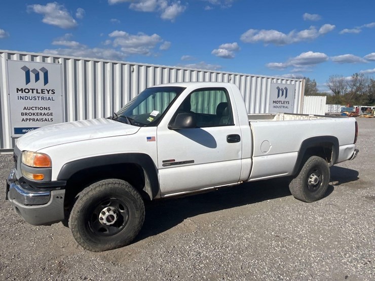 2005-gmc-sierra-pickup-truck-image-1