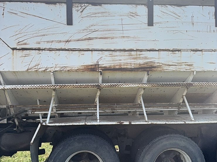 international-tri-axle-truck,-model-2200,--live-bottom,-detroit-diesel,-9-speed-manual,-roll-tarp-image-5