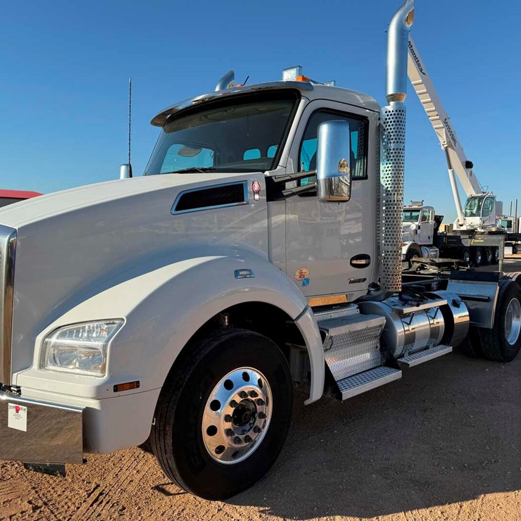 2024 KENWORTH T880
