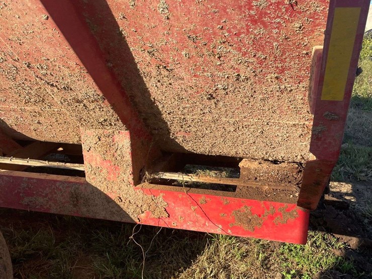 h&s-topshot-5126-side-discharge-manure-spreader-image-14